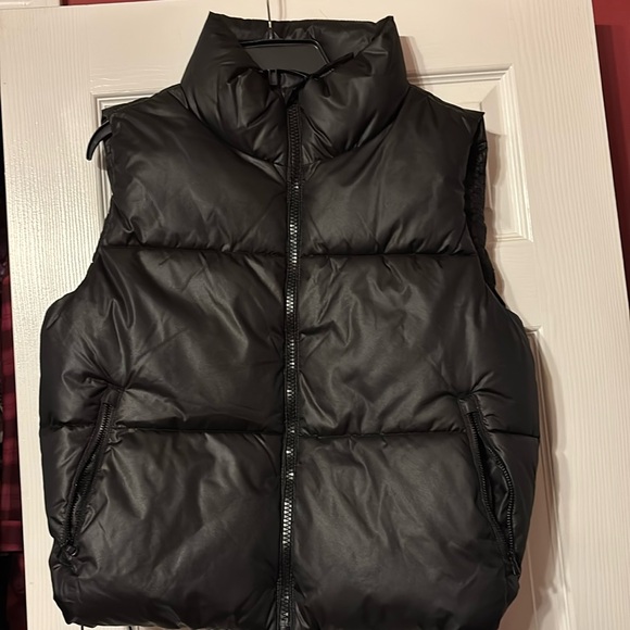 NWOT Old Navy Black puffer vest size medium - Picture 1 of 7